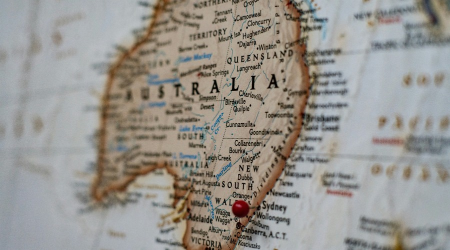 “198万现金藏拉杆箱里带回家”,一落马官员受贿细节曝光