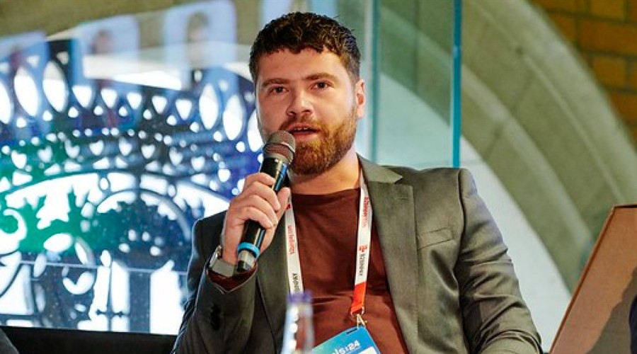 “198万现金藏拉杆箱里带回家”,一落马官员受贿细节曝光